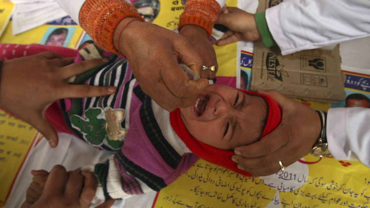 Un enfant reçoit des gouttes de polio lors d’un programme d’éradication de la poliomyélite à Jammu. Fichier photo Reuters 